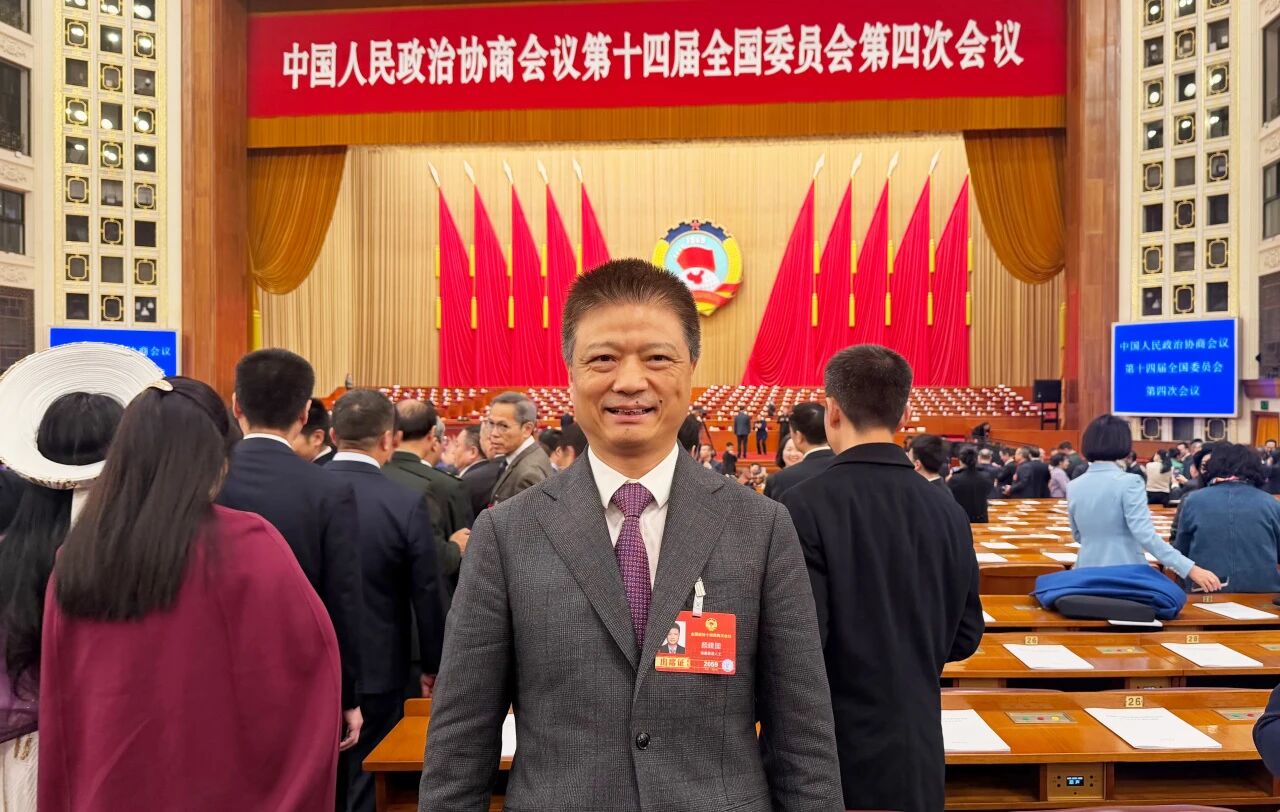 颜建国.jpg 颜建国.jpg