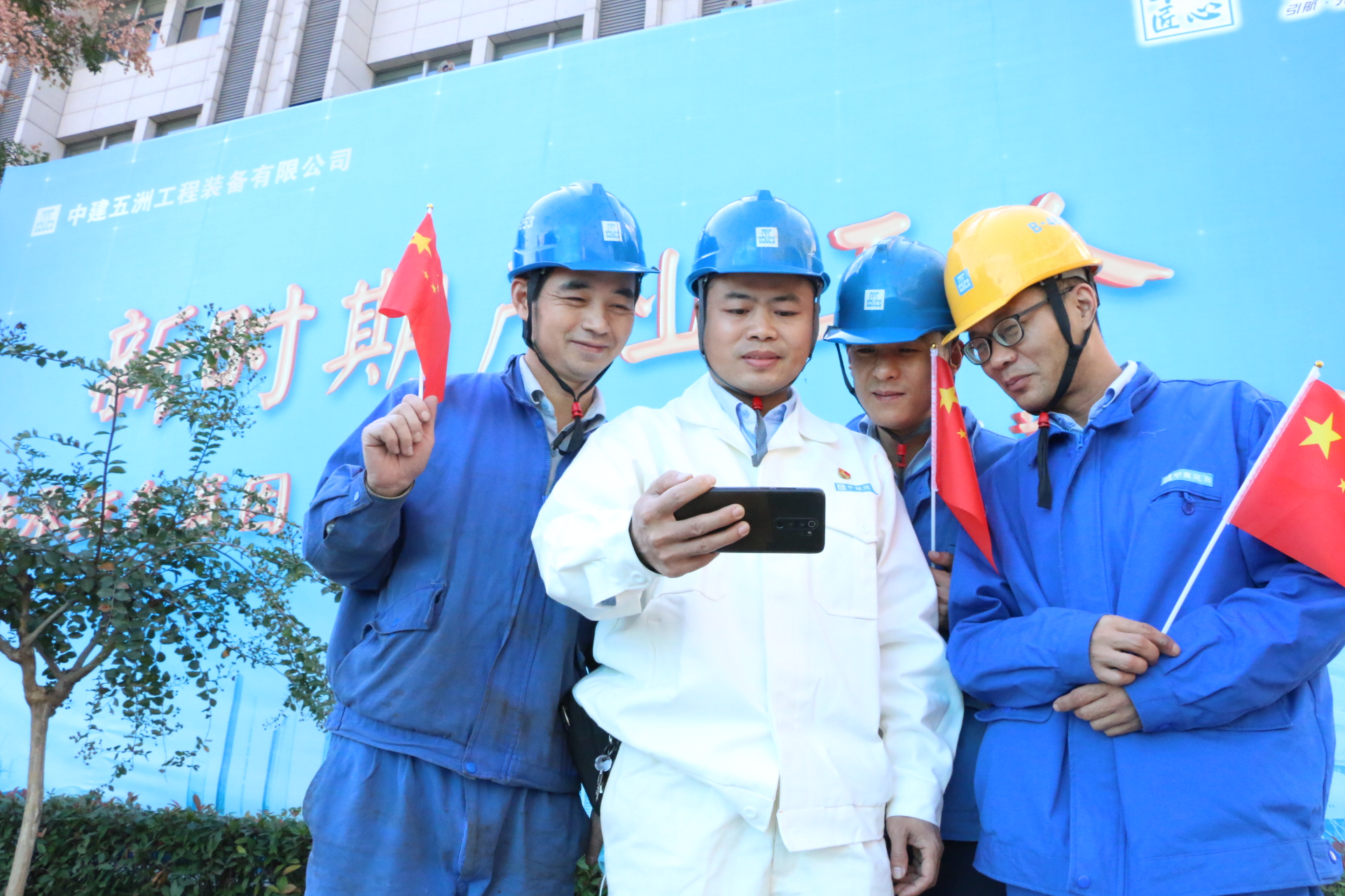 27.黄金城安装车间一线产业工人在岗位阵地收看党的二十大开幕会.JPG